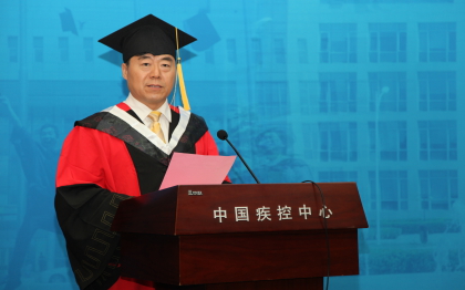 中心梁晓峰副主任宣读优秀博士学位论文获得者名单